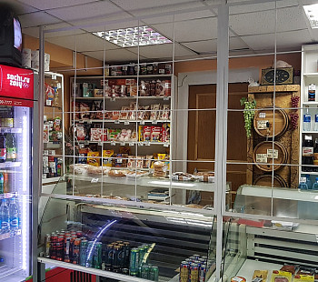 Продуктовый магазин в спальном районе Васильевского  острова