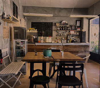Кофейня с посадочными местами и панорамными окнами