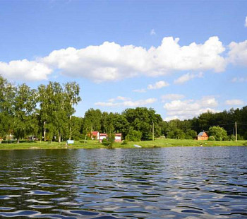 Туристическая база отдыха на берегу озера.